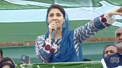 PML(N) senior vice president Maryam Nawaz addresses a crowd at Kasur. — FILE