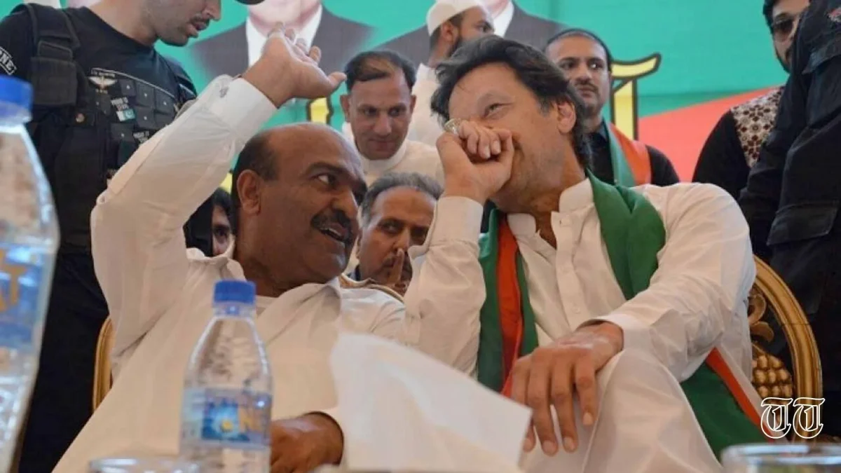 Former MNA Nadeem Afzal Chan (L) sits alongside PTI chairman Imran Khan. — FILE