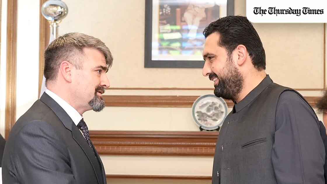 U.S. Consul General Tom Eckert (L) with KP CM Sohail Afridi in December 2025. — FILE/THE THURSDAY TIMES